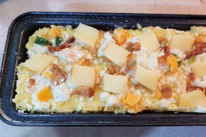 Cozonac de mamaliga cu patru feluri de branza si ceapa verde