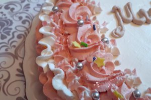 Desert tort cu trandafiri, volanase si crema de zmeura