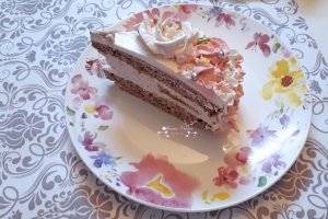Desert tort cu trandafiri, volanase si crema de zmeura