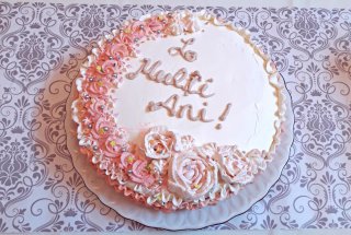 Desert tort cu trandafiri, volanase si crema de zmeura