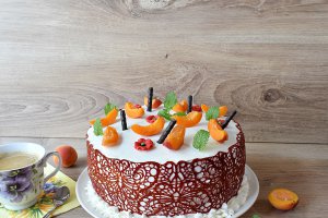 Desert tort cu caise, crema de ciocolata si mascarpone