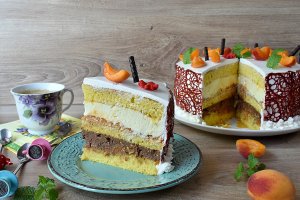 Desert tort cu caise, crema de ciocolata si mascarpone
