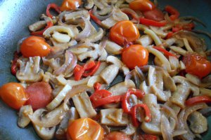 Spaghete cu ciuperci, in sos de usturoi