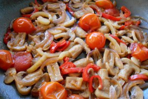 Spaghete cu ciuperci, in sos de usturoi