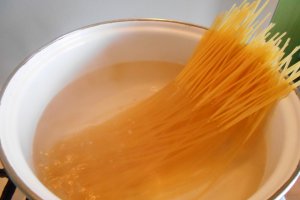 Spaghete cu ciuperci, in sos de usturoi