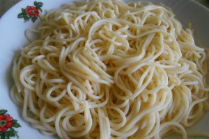 Spaghete cu ciuperci, in sos de usturoi