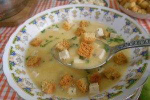 Supa crema de legume, cu tofu si crutoane