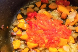 Supa de rosii cu zucchini si galuste de gris
