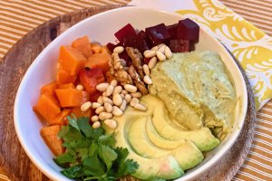 Salata de quinoa, avocado, cartofi dulci si sfecla rosie