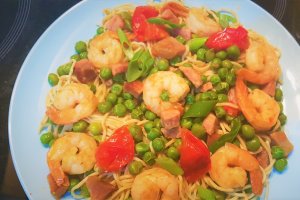 Creveti cu noodles si mazare verde