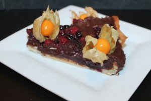 Desert tarta cu crema de ciocolata si fructe de padure