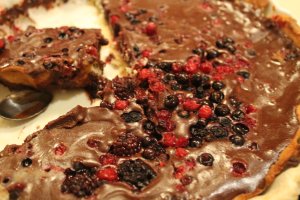Desert tarta cu crema de ciocolata si fructe de padure
