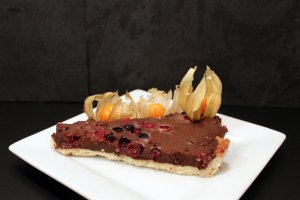 Desert tarta cu crema de ciocolata si fructe de padure