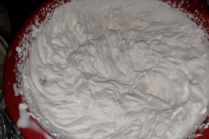 Desert tort cu crema straciatella si gem de capsuni - Reteta nr. 200