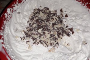 Desert tort cu crema straciatella si gem de capsuni - Reteta nr. 200