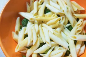 Penne rigati cu broccolini si sprot afumat