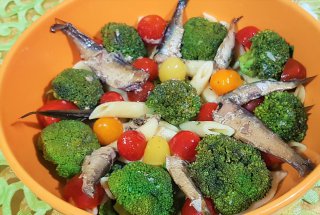 Penne rigati cu broccolini si sprot afumat