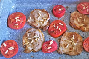 Cotlete de porc cu tomate si seminte de pin