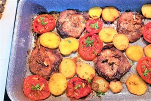 Cotlete de porc cu tomate si seminte de pin