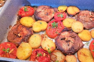 Cotlete de porc cu tomate si seminte de pin