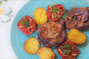 Cotlete de porc cu tomate si seminte de pin
