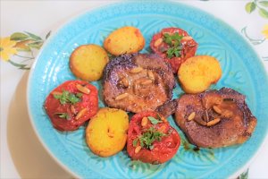 Cotlete de porc cu tomate si seminte de pin