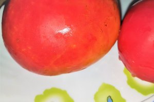 Cotlete de porc cu tomate si seminte de pin