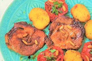 Cotlete de porc cu tomate si seminte de pin