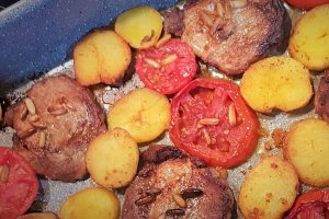 Cotlete de porc cu tomate si seminte de pin