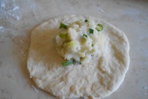 Placinte Poale-n brau de post, cu cartofi si ceapa verde
