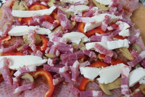 Rulada din cotlet cu ciuperci si bacon