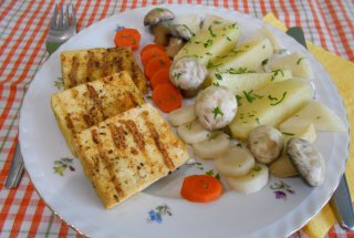 Branza tofu la grill, cu legume la aburi