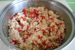 Pilaf cu ardei copti si ceapa verde