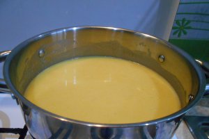Supa crema de dovlecel, cu crutoane si ceapa verde