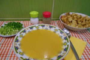 Supa crema de dovlecel, cu crutoane si ceapa verde