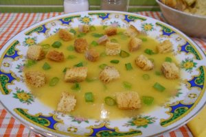 Supa crema de dovlecel, cu crutoane si ceapa verde
