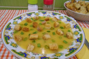 Supa crema de dovlecel, cu crutoane si ceapa verde