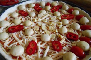 Pizza de post, cu ciupercute intregi