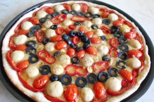 Pizza de post, cu ciupercute intregi