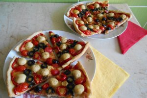 Pizza de post, cu ciupercute intregi