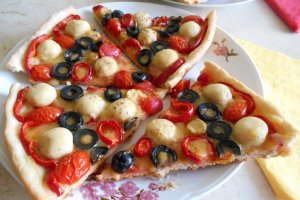 Pizza de post, cu ciupercute intregi