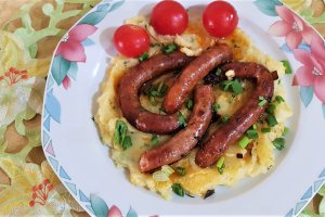 Carnaciori cu verdeturi si pireu cu hrean