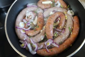 Carnaciori cu verdeturi si pireu cu hrean
