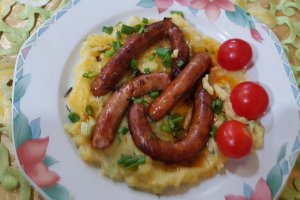 Carnaciori cu verdeturi si pireu cu hrean