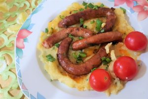 Carnaciori cu verdeturi si pireu cu hrean