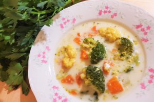 Supa cu broccoli, galuste si smantana