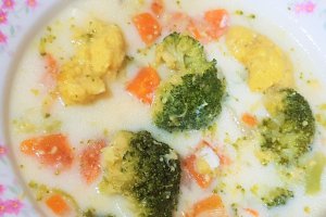 Supa cu broccoli, galuste si smantana