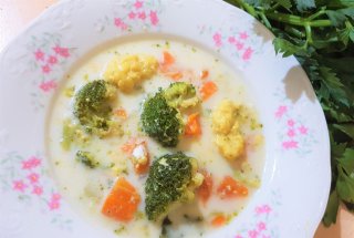 Supa cu broccoli, galuste si smantana