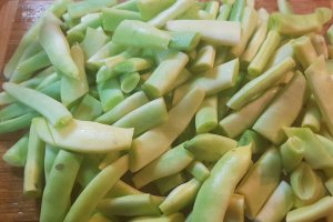 Piept de purcel afumat cu fasole verde