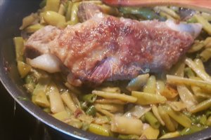 Piept de purcel afumat cu fasole verde